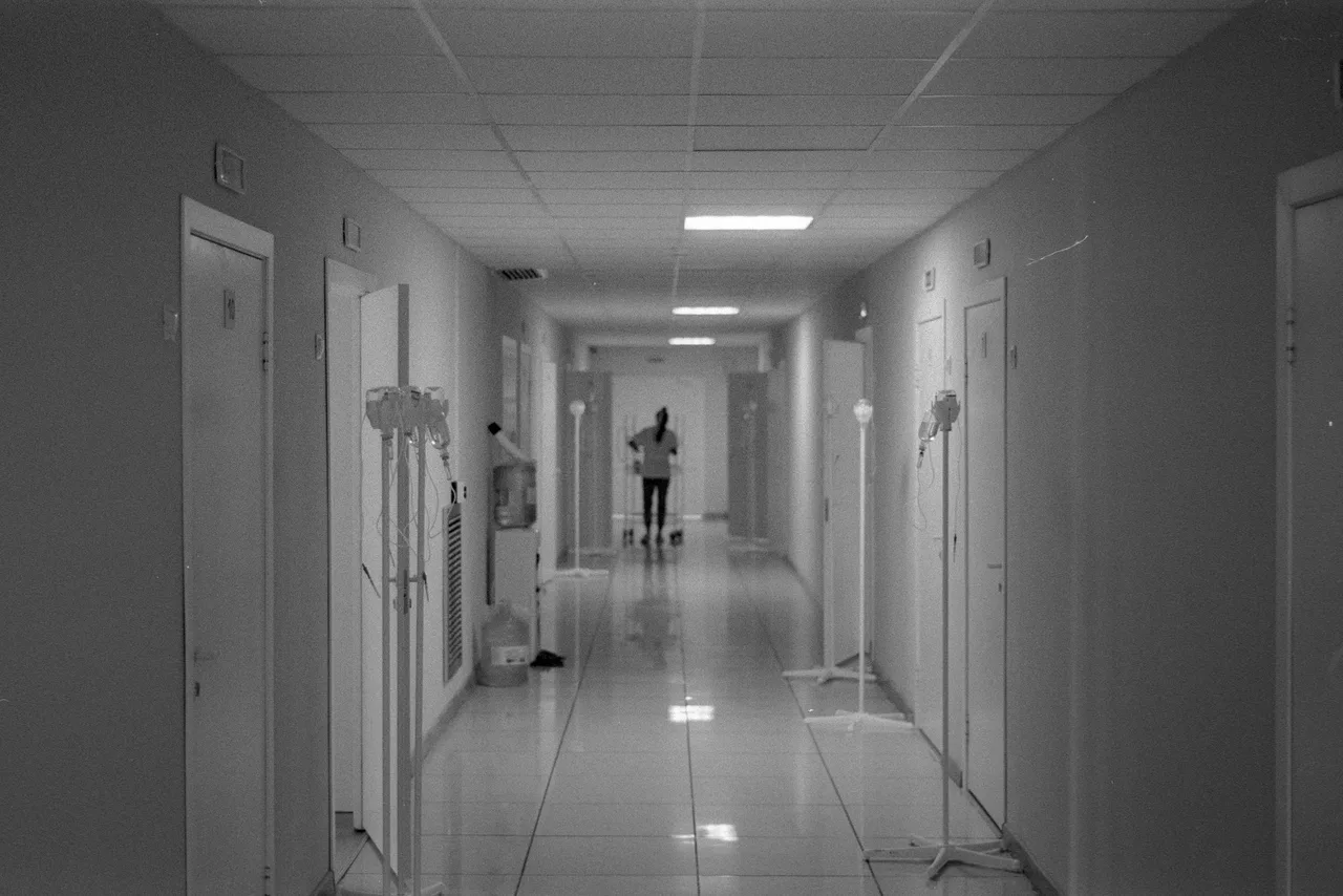 Couloir lumineux d'un établissement d'hébergement pour personnes âgées, sol PVC propre