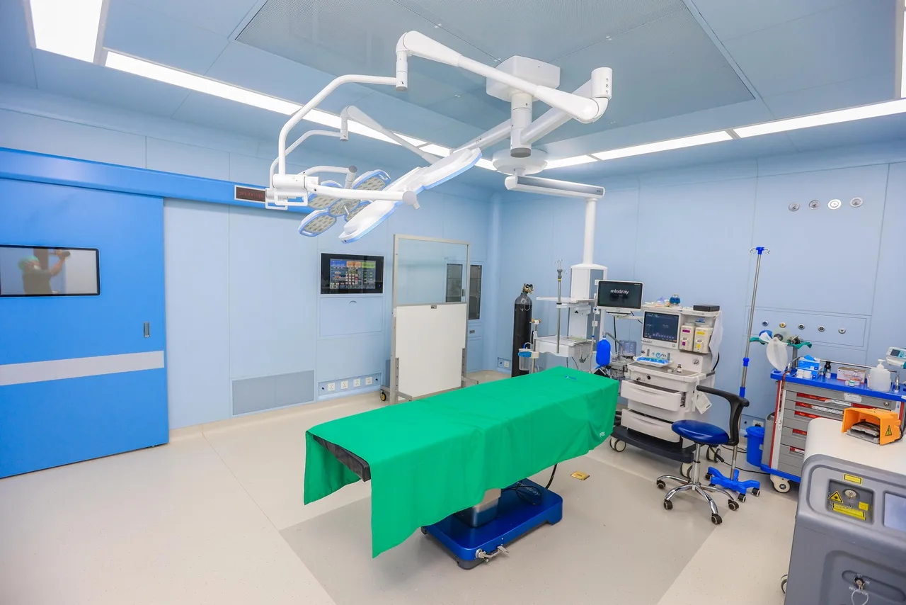 Lavage à plat d'un sol en PVC dans un couloir d'établissement de santé