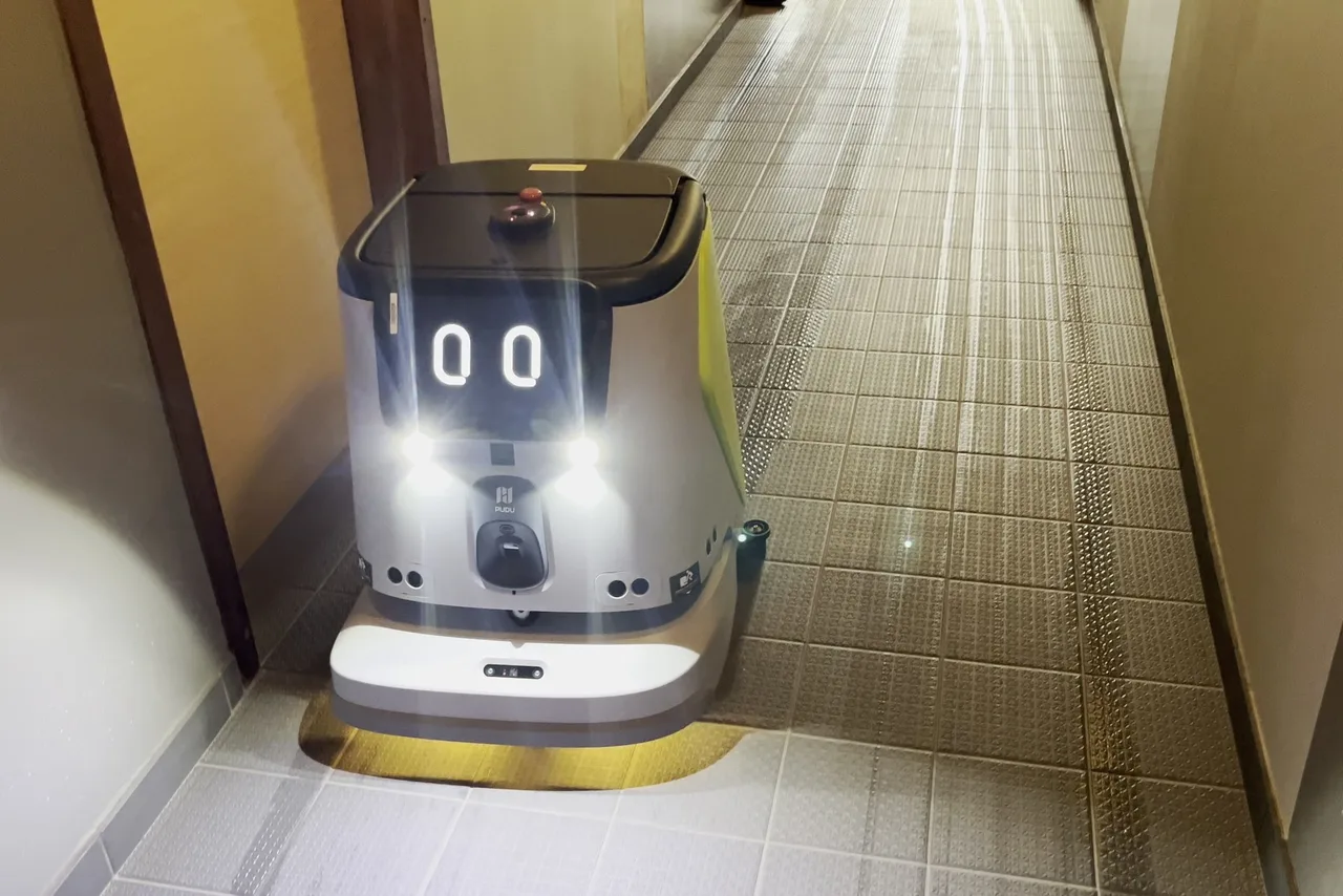 Robot laveur autonome sur un sol dur de hall, illustration du comparatif Kärcher KIRA B 50 et Pudu CC1