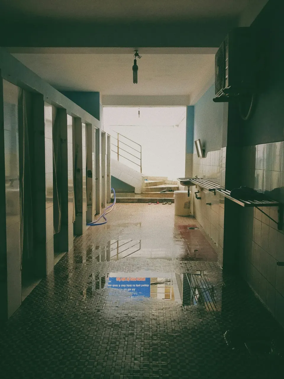 Sol carrelé humide de vestiaires collectifs après lavage