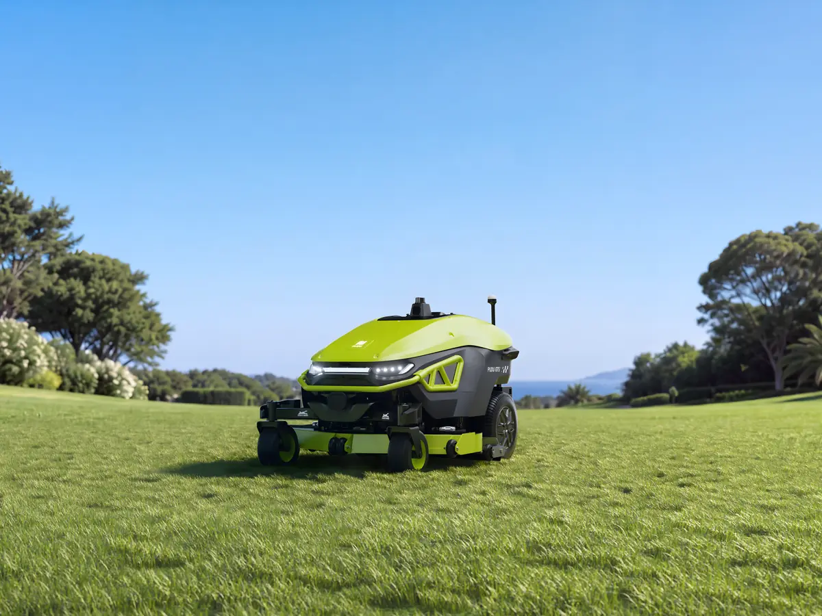 Le robot tondeuse GT5 sur une grande pelouse