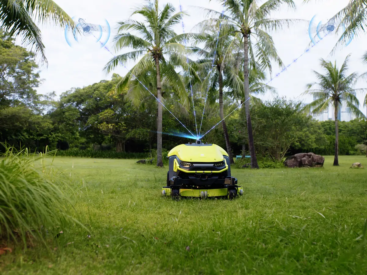 RTK positioning of the PUDU GT5 on a large lawn