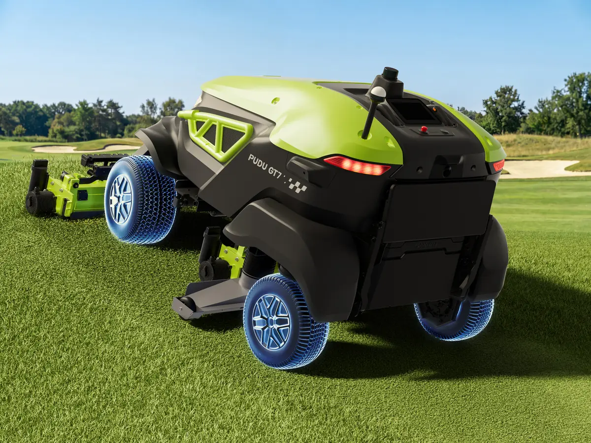 Le PUDU GT7 et ses quatre roues motrices sur une pente de golf