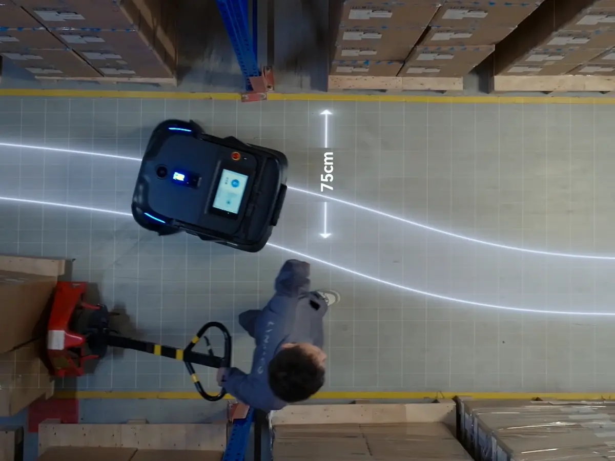 The PUDU MT1 going around a picker with a pallet truck