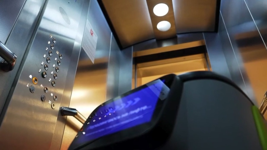 Robot de nettoyage dans un plateau de bureaux