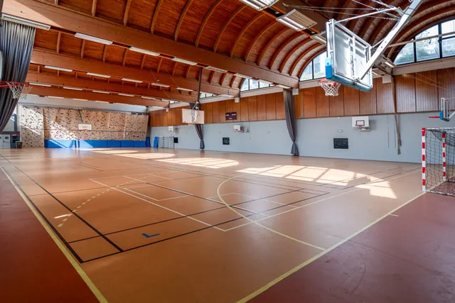 Salle de classe entretenue selon un protocole de nettoyage adapté aux écoles
