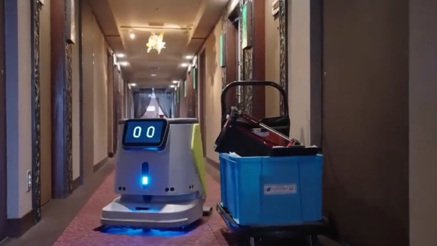 Robot de nettoyage dans un couloir d'hôtel