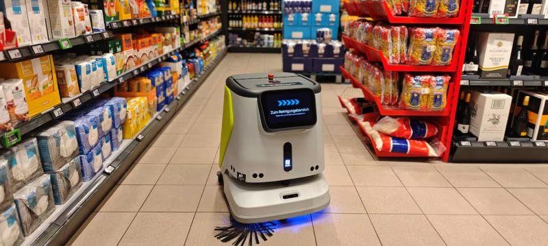 Robot de nettoyage dans l'allée d'un magasin