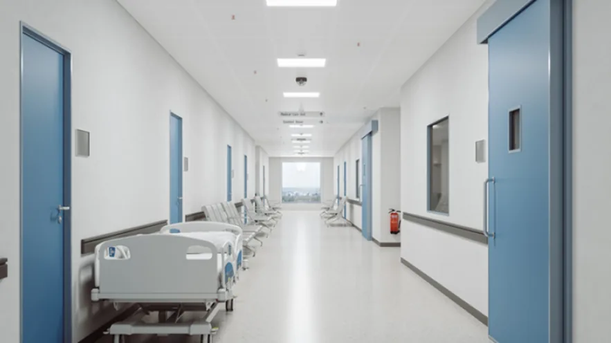 Couloir d'établissement de santé entretenu selon un protocole de bionettoyage