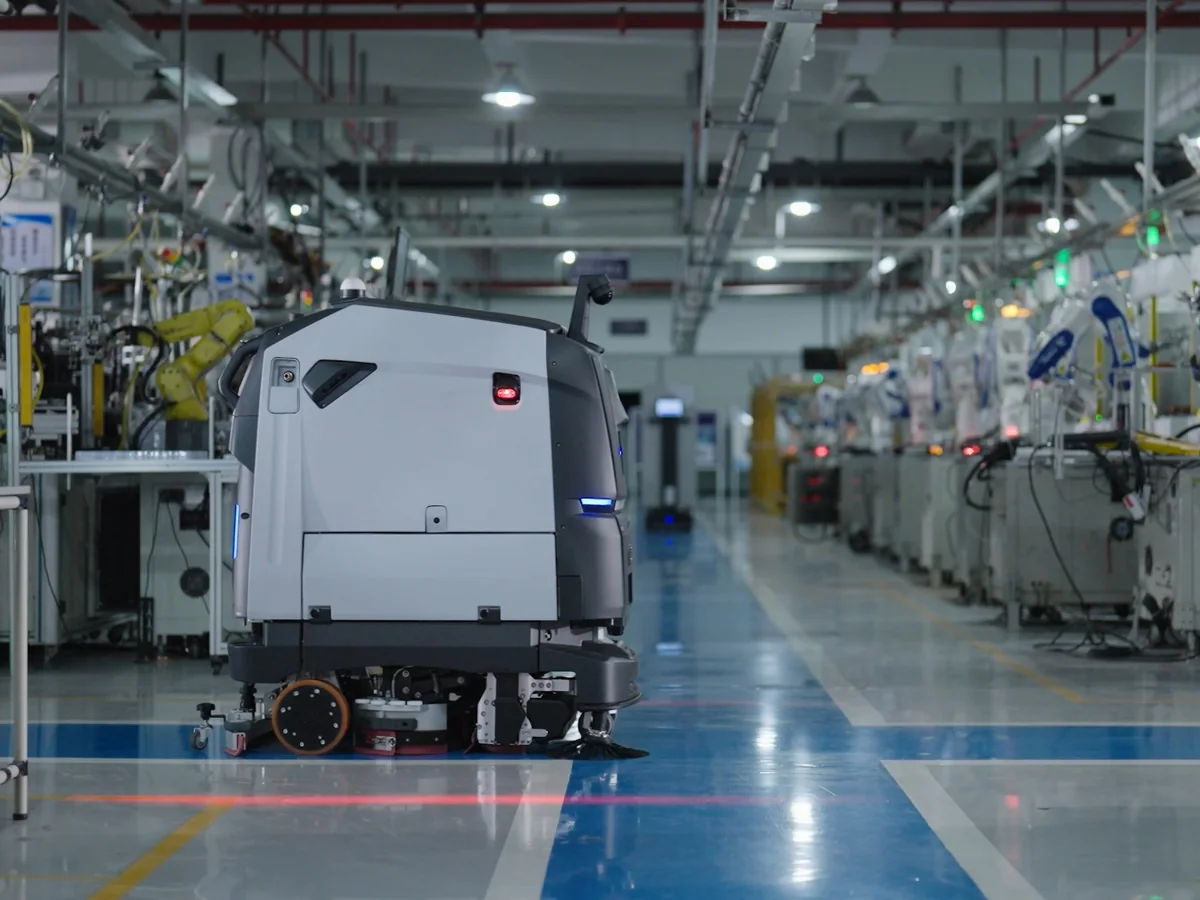Autolaveuse autonome BG1 le long d'une ligne de production automatisée