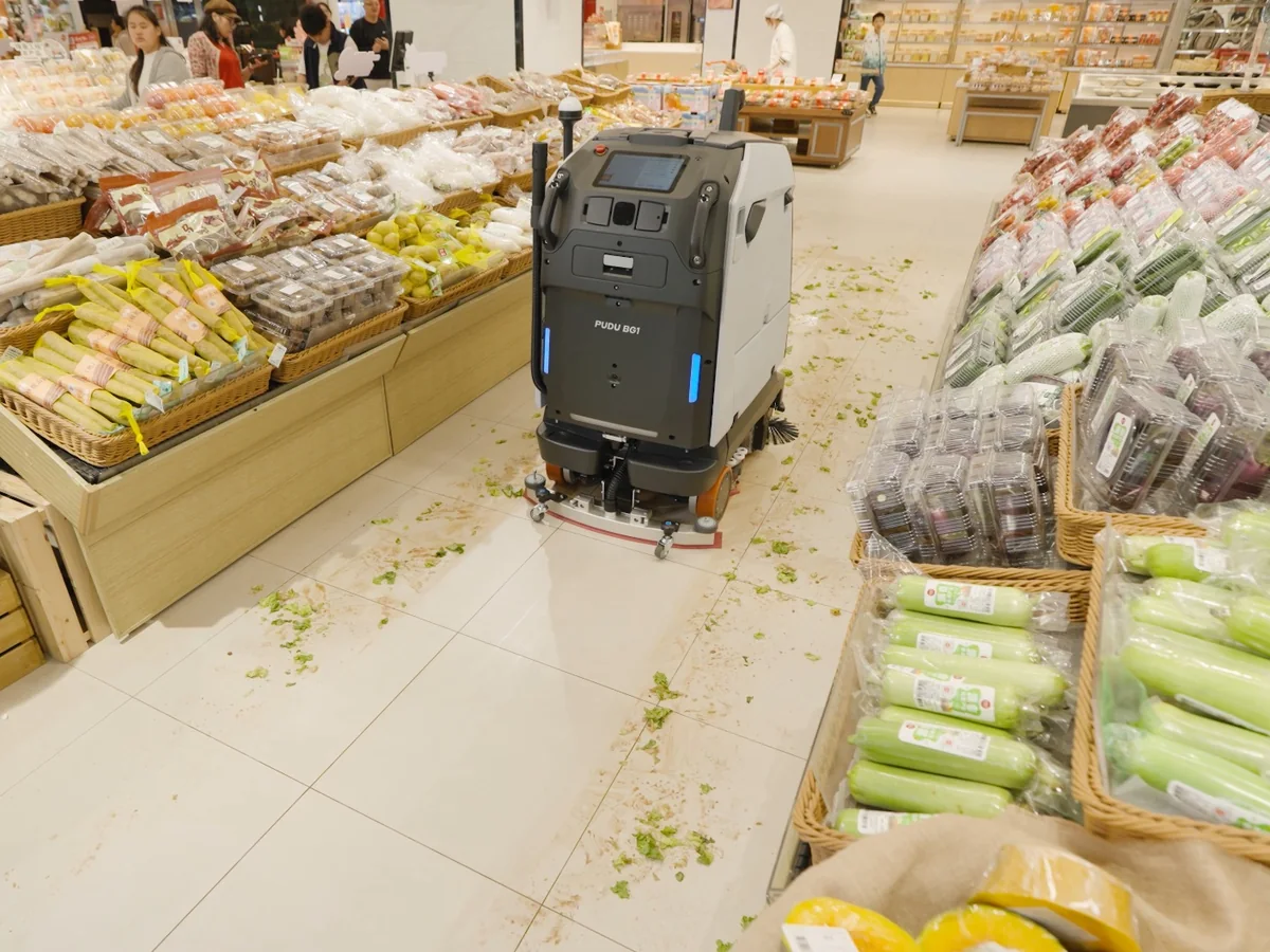 Laveuse-sécheuse autonome BG1 dans une allée de fruits et légumes
