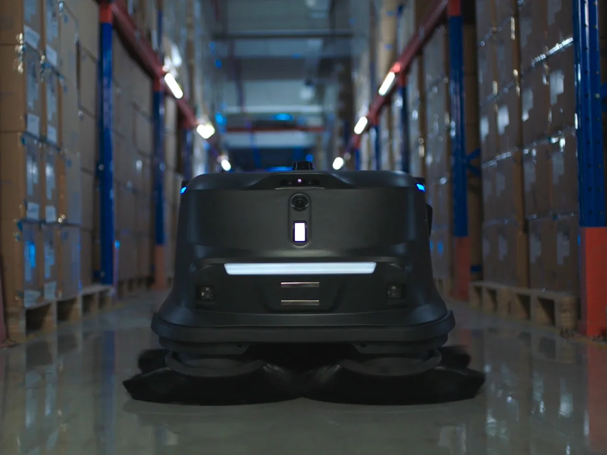 Balayeuse autonome MT1 dans une allée de stockage d'entrepôt