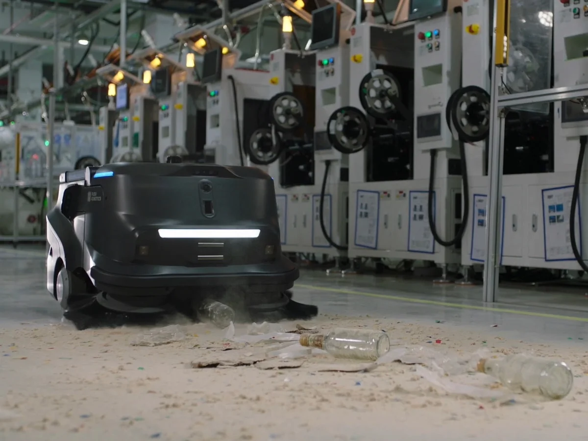 Balayeuse autonome MT1 ramassant des débris dans un atelier industriel